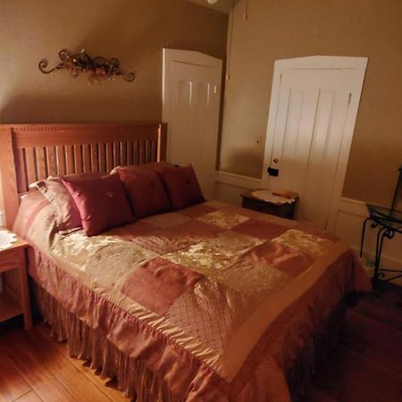 The Farmhouse Inn Guest House Nappanee 外观 照片