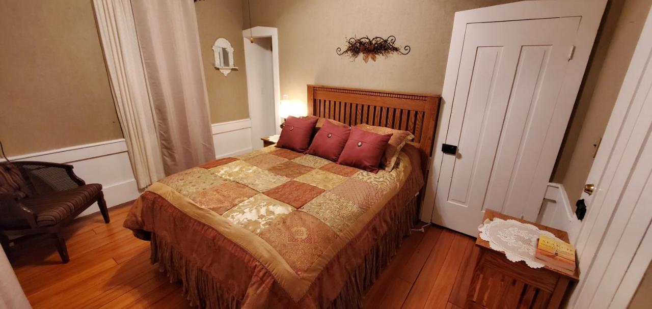 The Farmhouse Inn Guest House Nappanee 外观 照片