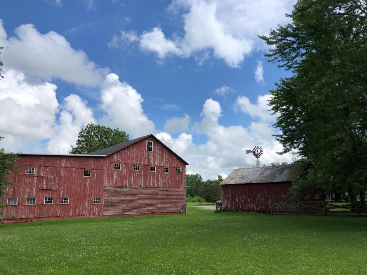 The Farmhouse Inn Guest House Nappanee 外观 照片